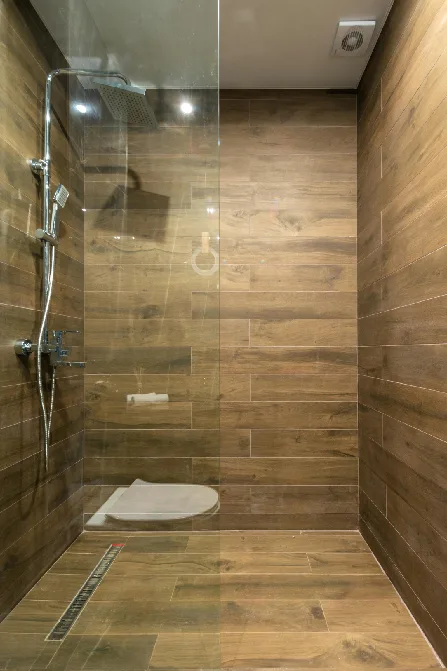 instalacion plato ducha con suelo madera getafe